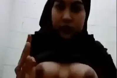 Ukhti Hijab Cantik Bersantai Di Kamar Kost