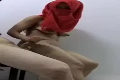Ukhti Hijab Merah Cantik Pasrah Kasur Crot